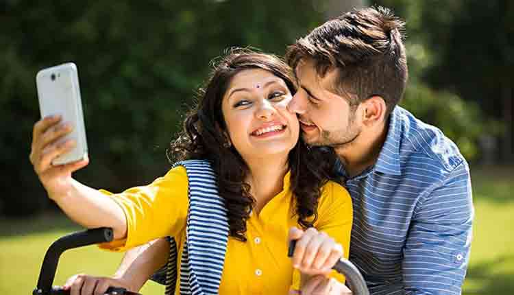 বউয়ের ছবিতে লাইক-কমেন্ট করলে ঘনিষ্ঠতা বাড়ে