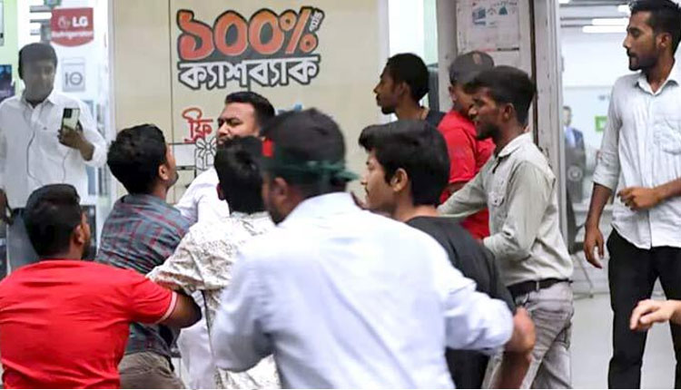বৈষম্যবিরোধী ছাত্রনেতাদের দফায় দফায় মারামারি