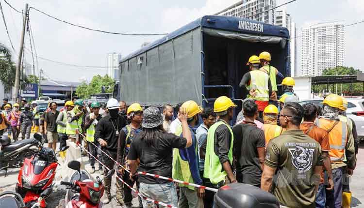 মালয়েশিয়ায় বিশেষ অভিযানে ১০৭ বাংলাদেশি গ্রেফতার