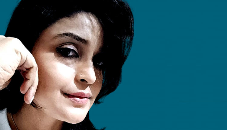 মা ঝড়ের রাতে আশ্রয় হয়ে ওঠা গৃহকোণ