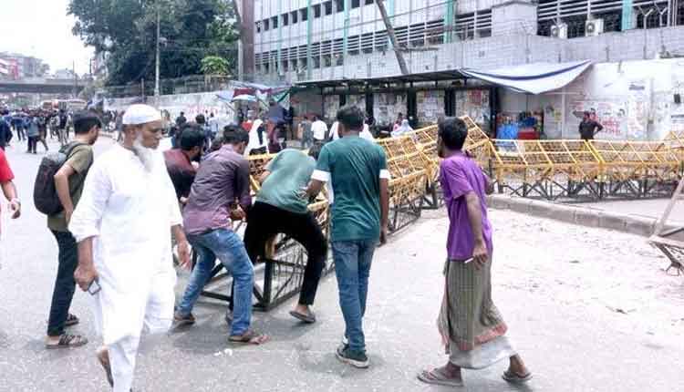 তিন দাবিতে যমুনার অভিমুখে জবি শিক্ষক-শিক্ষার্থীরা