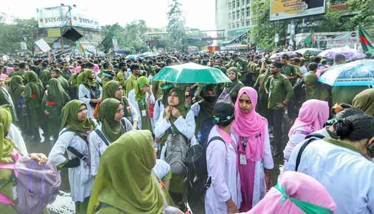 বৃষ্টি মাথায় শাহবাগে আন্দোলন করছেন নার্সিং শিক্ষার্থীরা