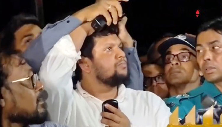 রাজধানীতে উপদেষ্টা মাহফুজের মাথায় বোতল নিক্ষেপ