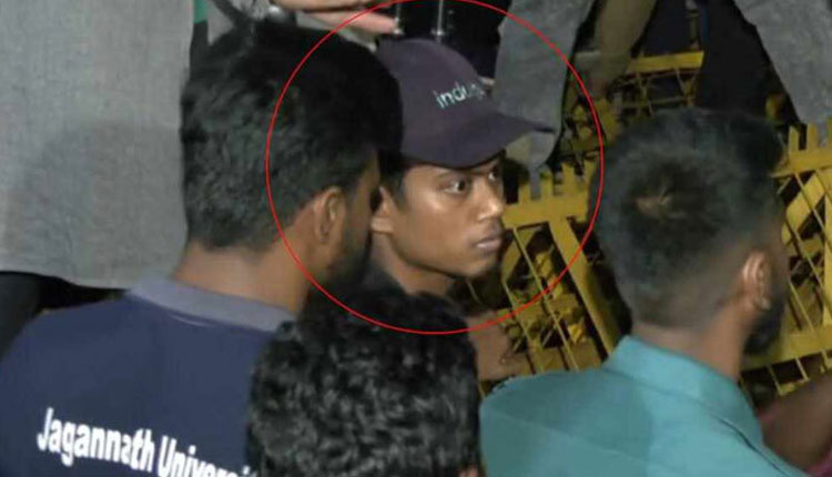 সেই শিক্ষার্থীকে ডিবি থেকে পরিবারের কাছে হস্তান্তর