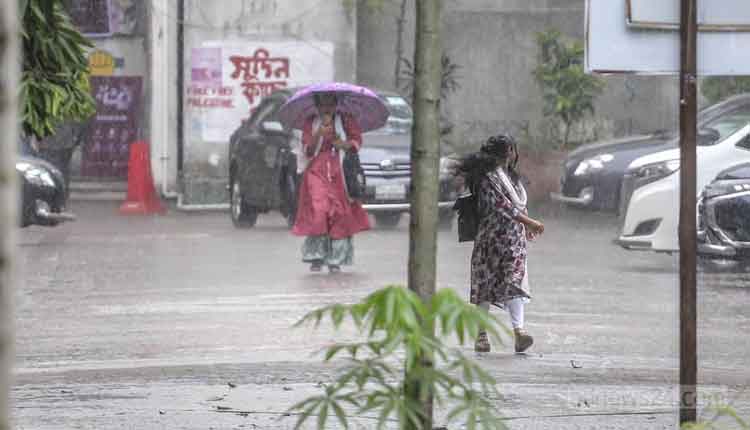 রাজধানী ঢাকায় ঝড়ো বৃষ্টি