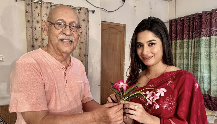 কাজে মন দিয়েছেন আবুল হায়াত