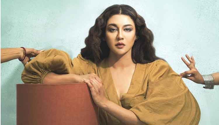 কলকাতা মাতিয়ে বেড়াচ্ছেন জয়া