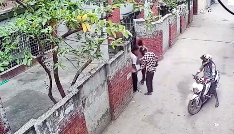 ছিনতাইয়ের ভিডিও ভাইরাল, গ্রেফতার ৩