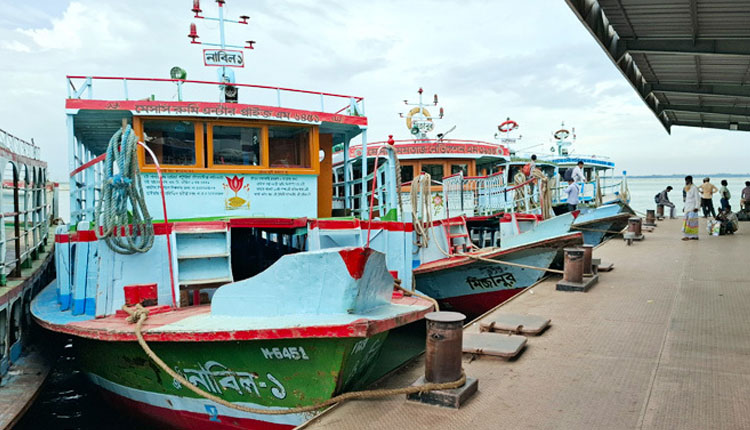 বৈরী আবহাওয়ায় দৌলতদিয়া-পাটুরিয়ায় লঞ্চ চলাচল বন্ধ