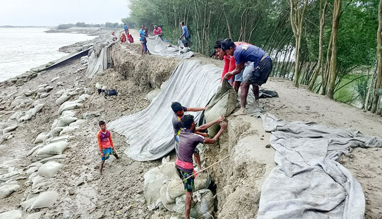 বাড়ছে জোয়ারের পানি, আতঙ্কে গ্রামবাসী