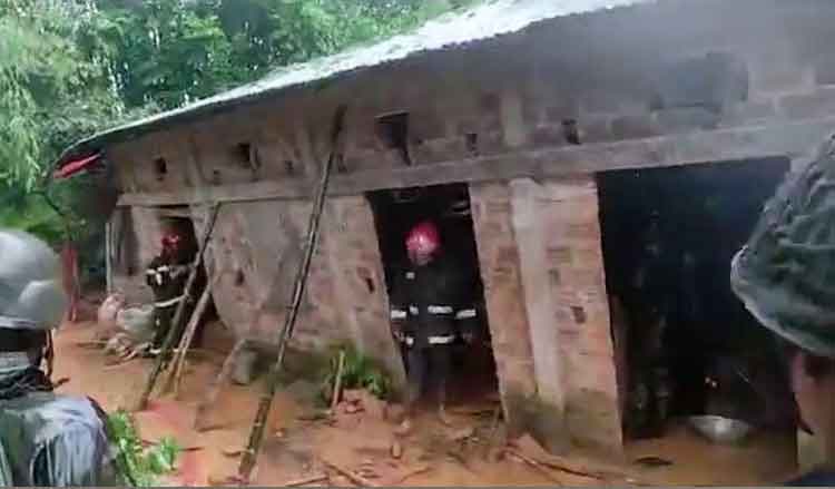 পাহাড় ধসে একই পরিবারে নিহত ৪