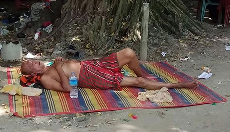 গাছতলায় মাদুর পেতে ঘুমিয়ে ছিলেন সমু চৌধুরী