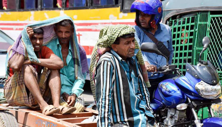 ভ্যাপসা গরমে নাকাল রাজধানীবাসী
