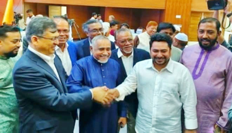 নাহিদদের বুকে টেনে নিলেন সালাহউদ্দিন