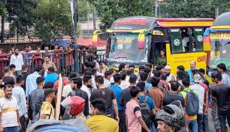 নতুন বাজার অবরোধ করেছে শিক্ষার্থীরা