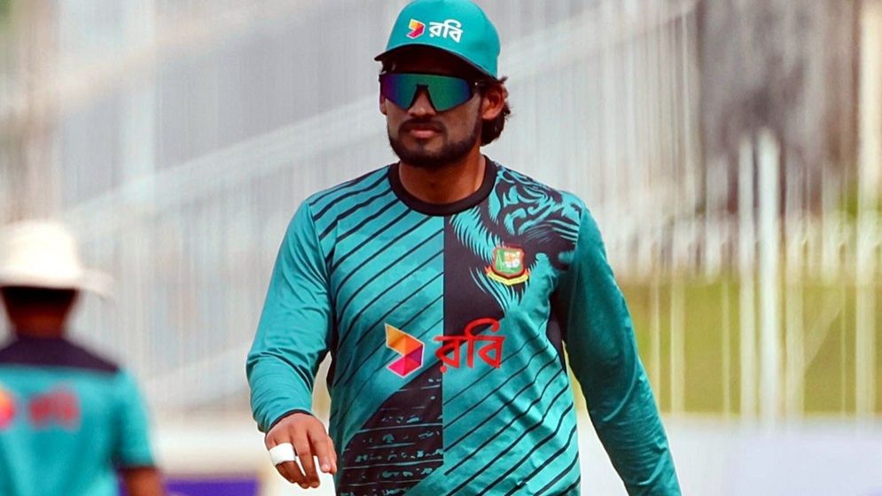 ব্যাটিং ধসে প্রথম ম্যাচ হাতছাড়া