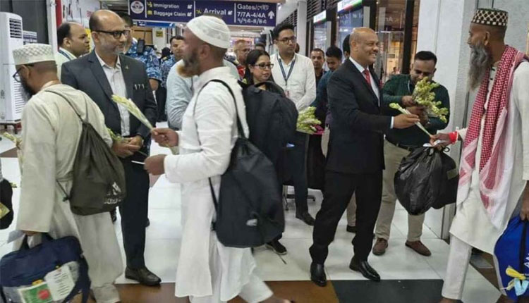 সরকারি ব্যবস্থাপনায় ৯ কোটি টাকা ফেরত পাচ্ছেন হাজিরা