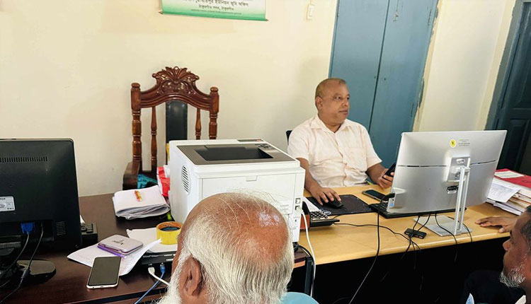 দুই সপ্তাহ ধরে ঠাকুরগাঁওয়ের ৪২ ভূমি অফিস বন্ধ