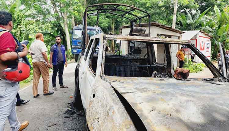 পুলিশের পিকআপ ভ্যানে অগ্নিসংযোগ