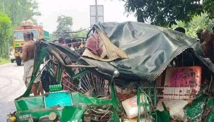 কালিয়াকৈরে সড়কে প্রাণ গেল একই পরিবারের তিনজনের