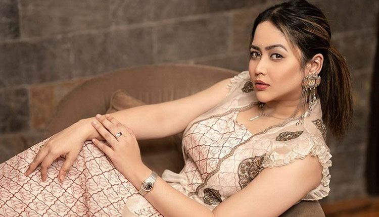 নজরকাড়া লুকে ভাবনা