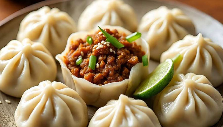 বাঙালি এখন মোমোর প্রেমে হাবুডুবু খায়