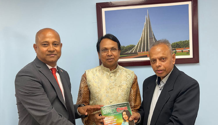 প্রেস মিনিস্টার গোলাম মোর্তুজার হাতে প্রবাস মেলার সৌজন্য কপি